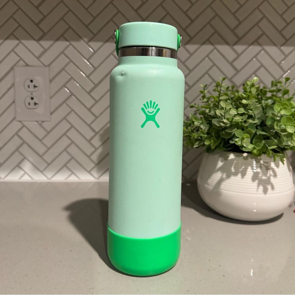 Limited Edition 40oz Hydro Flask - Picture 8 of 8